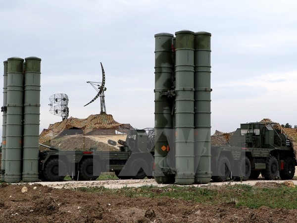 Hệ thống phòng thủ tên lửa S-400 Triumf của Nga tại căn cứ quân sự Hmeimim ở tỉnh Latakia, miền tây bắc Syria ngày 16/12/2015. Nguồn: AFP/TTXVN.