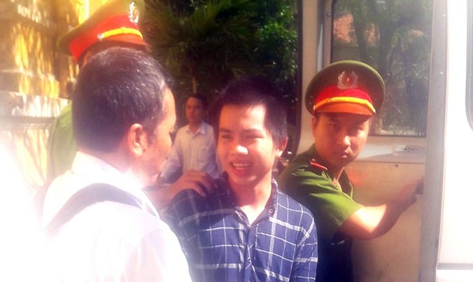 Đặng Thanh Tuấn cùng luật sư khi được Tòa phúc thẩm tuyên hủy án ngày 6/12/2016. Ảnh: Tân Châu.