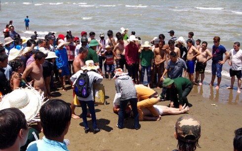 Đội cứu hộ sơ cấp cứu nạn nhân bị đuối nước.