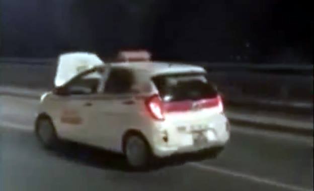 Người lái taxi bật nắp capo trên cầu Nhật Tân bị tước bằng