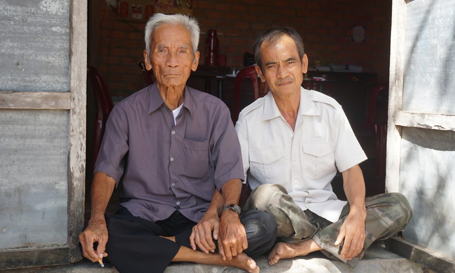 Ông Huỳnh Văn Nén và cụ Huỳnh Văn Truyện, cha ông Nén ngày 29/11/2015, sau khi ông Nén được trả tự do.