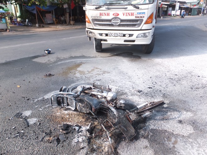 Hiện trường vụ tai nạn khiến xe máy bị ngọn lửa thiêu rụi.