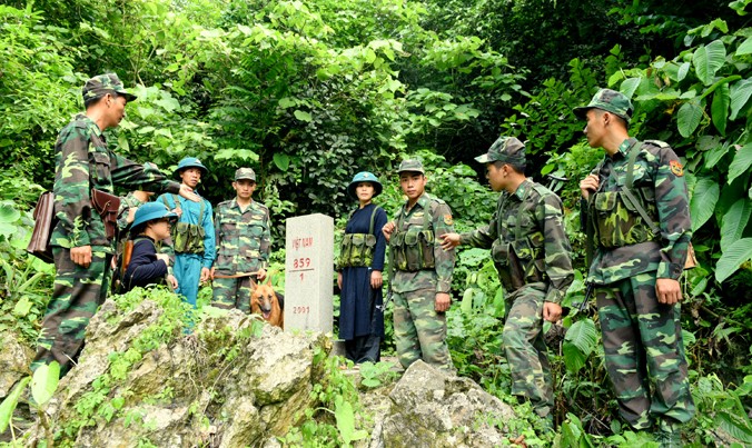 Lực lượng biên phòng Cao Bằng và dân quân địa phương tuần tra bảo vệ đường biên, mốc giới.
