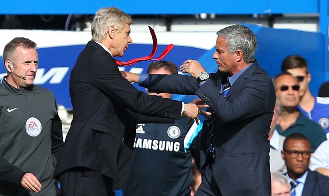 Wenger và Mourinho có mối quan hệ rất căng thẳng trong quá khứ.