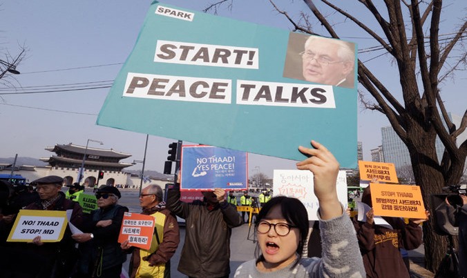 Một cuộc tuần hành ở Seoul phản đối chuyến thăm của Ngoại trưởng Mỹ Rex Tillerson đến Hàn Quốc gần đây. Ảnh: Ahn Young-Joon.