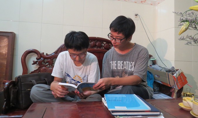 Hai em Đặng Thái Anh (sinh 2003) và Đặng Nhật Anh (sinh 1998) hơn 3 năm nay nghỉ học ở trường để tự học ở nhà.