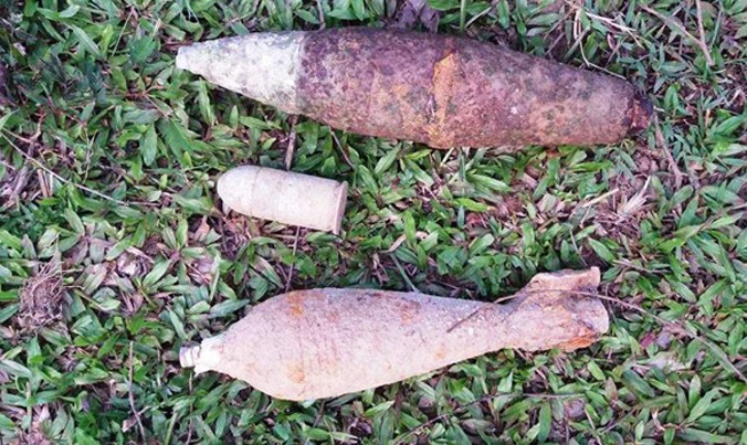 Số pháo cối 82 ly, đầu đạn M79 được người dân phát hiện tại nghĩa trang thị trấn Phú Lộc trong lúc đào đất xây lăng mộ.