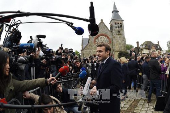 Ứng cử viên Emmanuel Macron sau khi bỏ phiếu tại một địa điểm bầu cử ở Le Touquet, ngày 7/5. Ảnh: AFP/TTXVN.