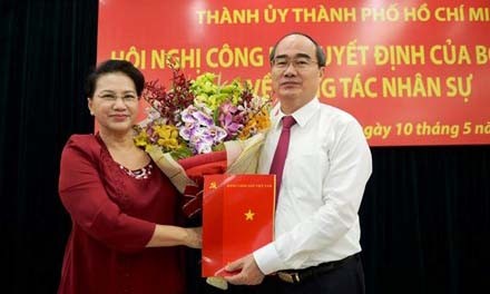 Chủ tịch Quốc hội Nguyễn Thị Kim Ngân trao quyết định cho đồng chí Nguyễn Thiện Nhân.
