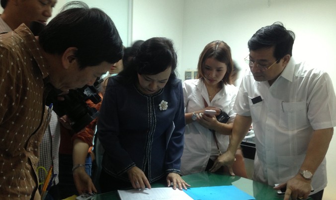 Bộ trưởng Bộ Y tế Nguyễn Thị Kim Tiến kiểm tra phòng khám tư nhân tại TPHCM hồi cuối tháng tư vừa qua.