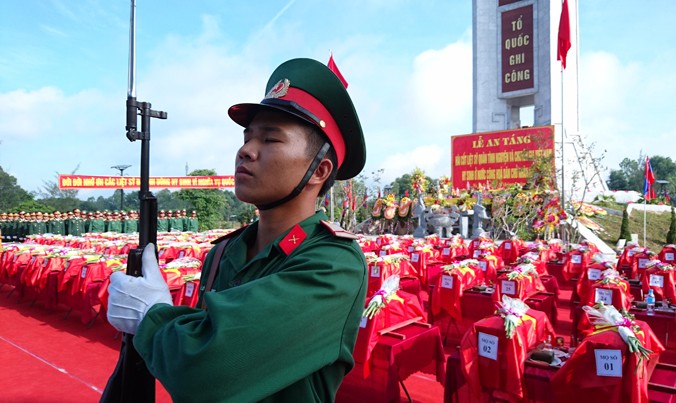 104 bộ hài cốt liệt sỹ là quân tình nguyện và chuyên gia Việt Nam hy sinh ở nước Cộng hòa dân chủ nhân dân Lào về với đất mẹ.