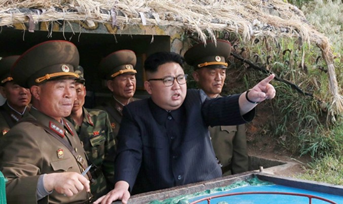 Lãnh đạo Triều Tiên Kim Jong-un và các quan chức quân sự. Ảnh: KCNA.