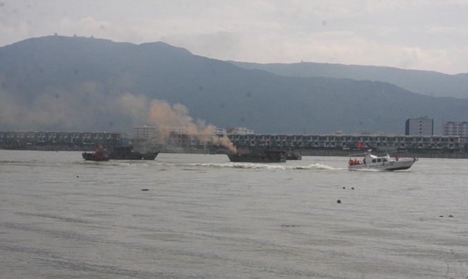 Tình huống giả định là sau tai nạn, tàu dầu bị vỡ, bốc cháy và dầu tràn trên sông Hàn.