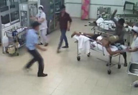 Một vụ đối tượng vào bệnh viện chém người (ảnh minh họa).