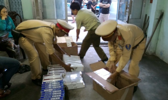 1.610 gói thuốc lá lậu được CSGT Tiền Giang bắt giữ.