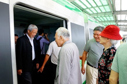 Tin nóng 24H: Người dân tham quan đoàn tàu đường sắt Cát Linh - Hà Đông