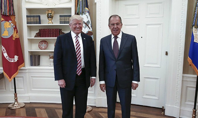 Tổng thống Mỹ Trump (trái) và Ngoại trưởng Nga Sergey Lavrov gặp nhau tại Nhà Trắng ngày 10/5. Ảnh: AFP.
