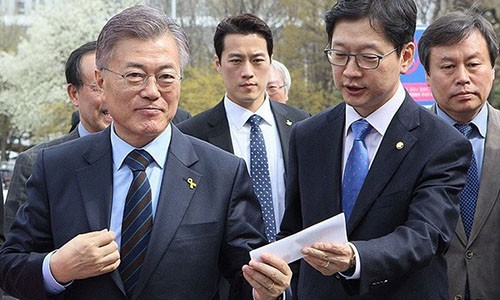 Choi Young-jae (giữa), vệ sĩ của tổng thống Hàn Quốc, gây sốt mạng xã hội vì vẻ ngoài điển trai và lạnh lùng. Ảnh: Korea Times.