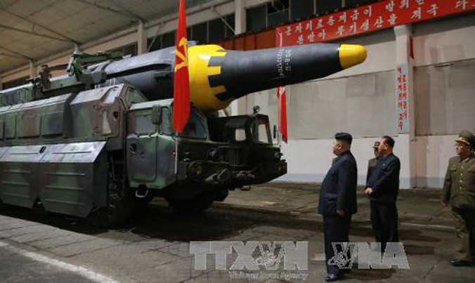 Nhà lãnh đạo Triều Tiên Kim Jong-un (phía trước) kiểm tra loại tên lửa đạn đạo đất đối đất tầm trung Hwasong-12 ngày 15/4. Ảnh: EPA/TTXVN.