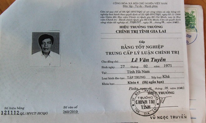 Ông Lê Văn Tuyên dùng bằng tốt nghiệp phổ thông cơ sở giả để học trung cấp lý luận chính trị.