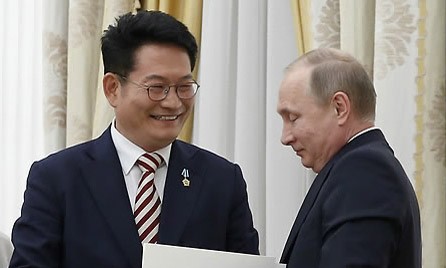 Đặc phái viên Song Young-gil và Tổng thống Nga Vladimir Putin. Ảnh: Yonhap.