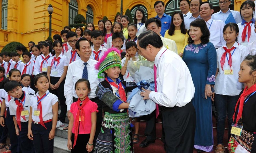 Chủ tịch nước Trần Đại Quang đã gặp gỡ và tặng quà các đại biểu trẻ em có hoàn cảnh đặc biệt toàn quốc lần thứ X tại Phủ Chủ tịch chiều 26/5/2017.