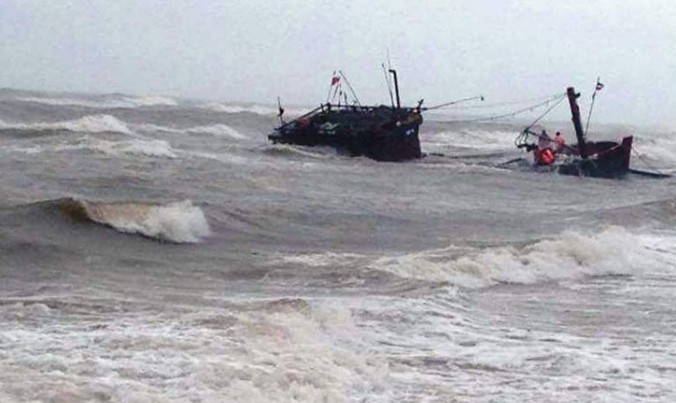 Tàu cá của ngư dân Phú Vang, TT-Huế, bị sóng lớn đánh chìm.