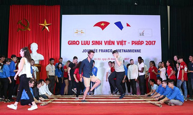 Sinh viên Pháp múa sạp cùng sinh viên Việt Nam