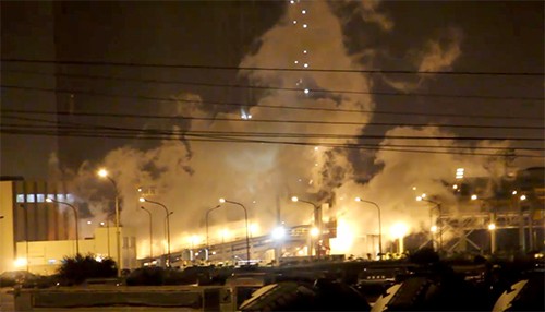 Sau vụ nổ, khói kèm mùi khét bốc lên tại nhà máy Formosa Hà Tĩnh.