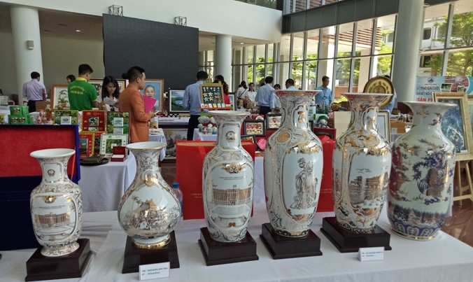 Sản phẩm bình gốm “Tâm Thức” đạt giải nhất của cuộc thi với những thiết kế tinh xảo, đặc sắc.