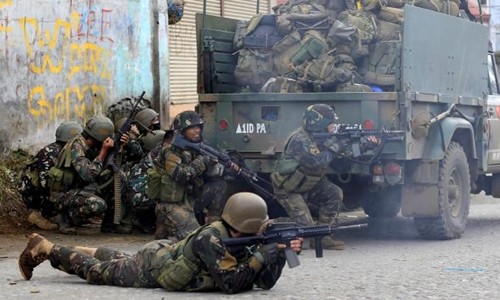 Binh sĩ Philippines chiến đấu với phiến quân ở thành phố Marawi. Ảnh: Reuters.