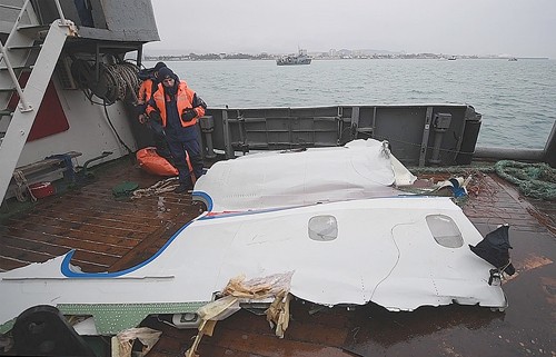 Mảnh vỡ của Tu-154 được vớt từ Biển Đen ngoài khơi Sochi. Ảnh: TASS.