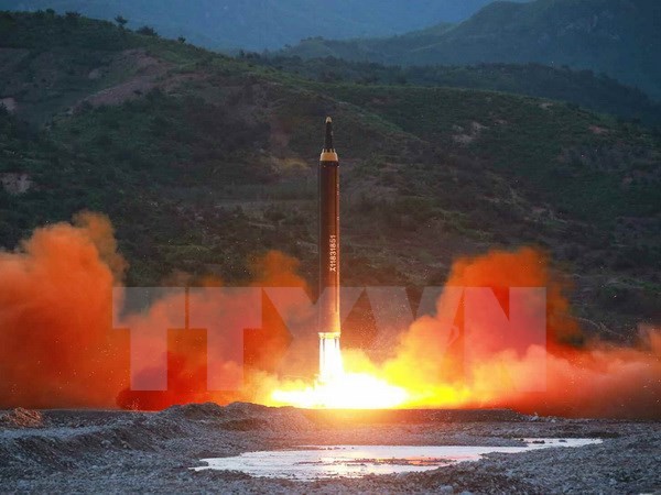Tên lửa đạn đạo đất đối đất tầm trung Hwasong-12 được Triều Tiên phóng thử ngày 14/5. Nguồn: YONHAP/TTXVN.