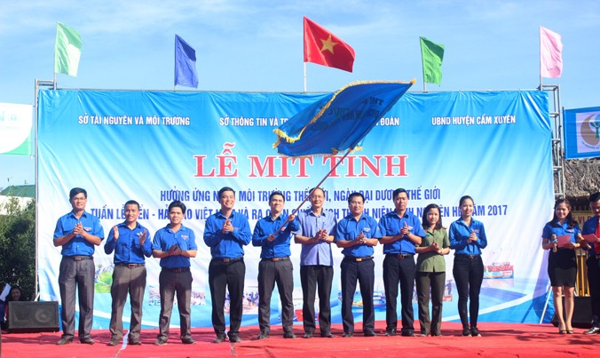 Phó Chủ tịch UBND tỉnh Hà Tĩnh Đặng Ngọc Sơn trao cờ thi đua quyết tâm cho thế hệ trẻ Hà Tĩnh.