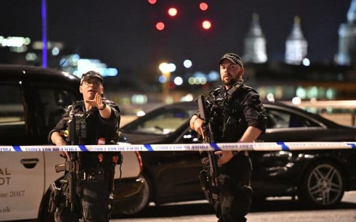 Cảnh sát phong toả Cầu London sau vụ tấn công tối 3/6 (giờ địa phương).