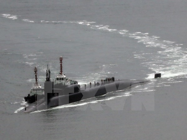 Tàu ngầm hạt nhân của Mỹ USS Michigan (giữa) tới cảng Busan của Hàn Quốc ngày 25/4. Nguồn: Yonhap/TTXVN.