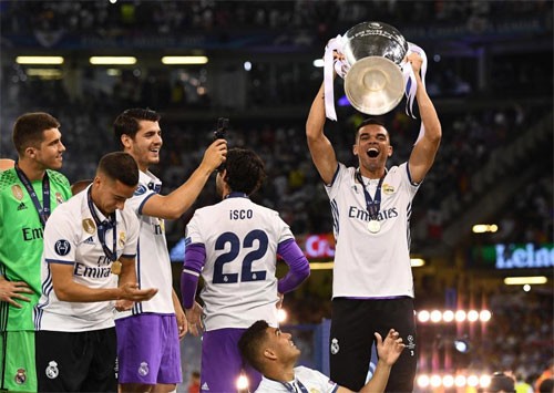 Pepe nâng cao Champions League 2017. Ảnh: Reuters.