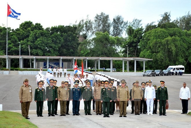 Đoàn đại biểu quân sự Việt Nam tại Đài tưởng niệm El Cacahual, tỉnh Mayabeque, Cuba. Ảnh: Vũ Lê Hà/TTXVN.