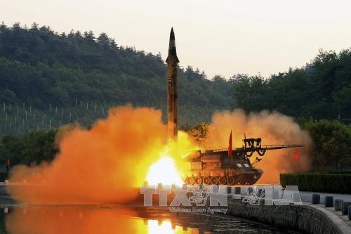 Triều Tiên phóng thử một tên lửa đạn đạo được trang bị hệ thống dẫn đường chính xác tại một địa điểm bí mật ở Triều Tiên. Nguồn: EPA/TTXVN.