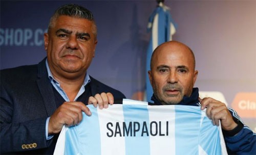 HLV Sampaoli (phải) đã có màn ra mắt thành công.