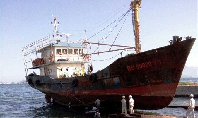 Nhiều tàu vỏ thép của ngư dân Bình Định mới đóng đã hư hỏng.