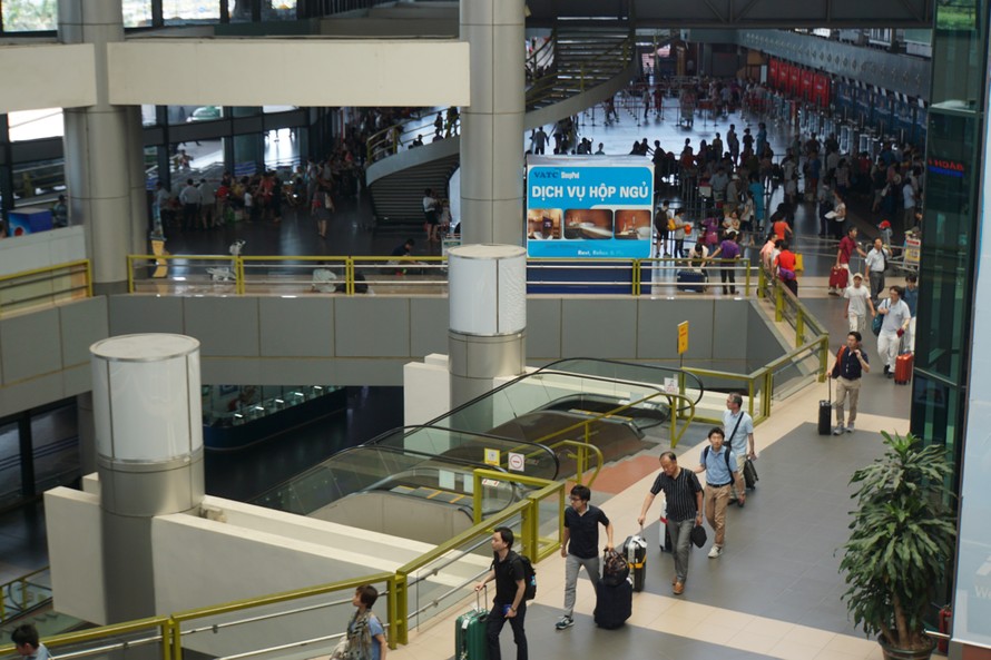 Lượng khách tăng mạnh vào dịp hè nhưng phải chịu cảnh chậm huỷ chuyến (ảnh chụp tại Sân bay Nội Bài – Hà Nội). Ảnh: Sỹ Lực.