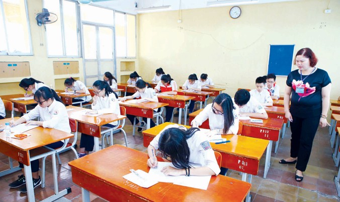 Thí sinh thi vào lớp 10 trong giờ làm bài môn Ngữ văn tại điểm thi trường THPT Nguyễn Trãi - Hà Nội. Ảnh: Ngọc Châu.