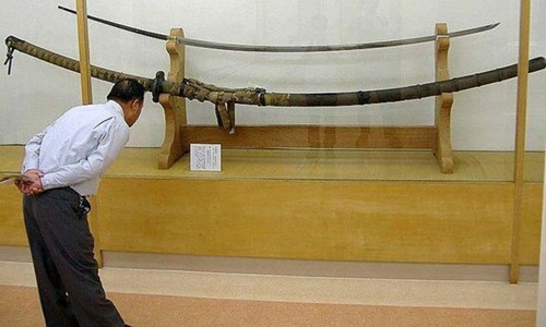 Khách tham quan tìm hiểu về thanh kiếm khổng lồ Norimitsu Odachi. Ảnh: Ancient Origins.