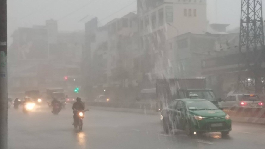 Cơn mưa như trút nước ở Sài Gòn lúc 15h.