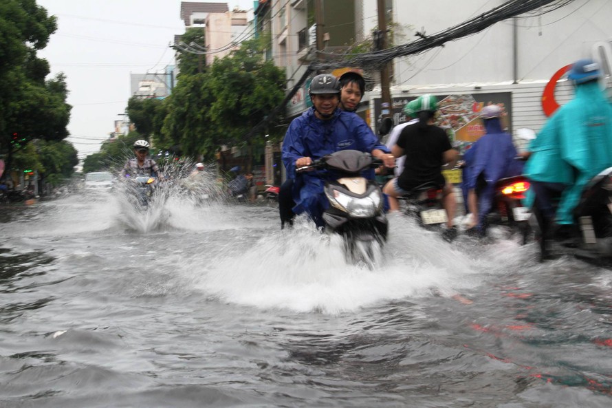 Nhiều tuyến đường ở Sài Gòn ngập sau cơn mưa lớn