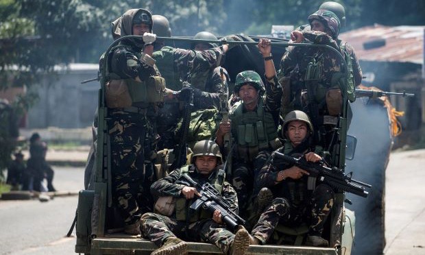Binh sĩ Philippines tuần tra trên đường phố ở Marawi, đảo Mindanao ngày 10/6/2017. Ảnh: AFP.