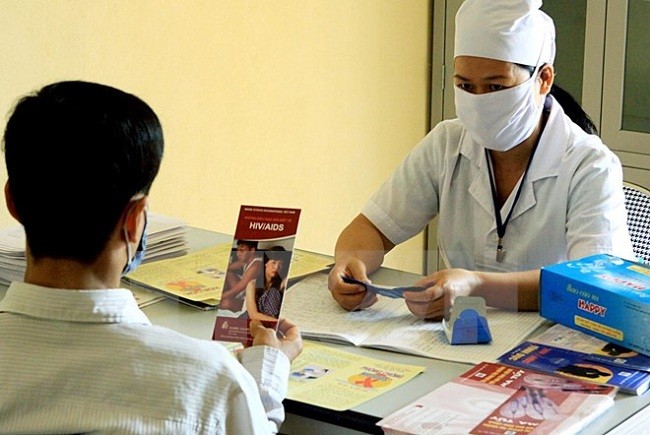 Lần đầu tiên, người dân sài Gòn được sử dụng thuốc chống HIV/AIDS miễn phí (hình minh họa).