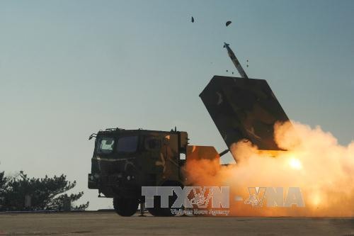 Hệ thống đánh chặn tên lửa "Chunmoo" của Hàn Quốc được sử dụng trong một cuộc diễn tập quân sự tháng 8/2015. Hệ thống này hiện được triển khai tại khu vực biên giới liên Triều. Ảnh: YONHAP/TTXVN.