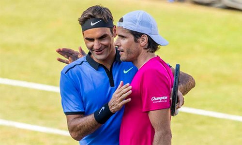 Federer không nặng nề khi thua cuộc ngay trận đầu tiên tái xuất. Ảnh: ATP Tour.